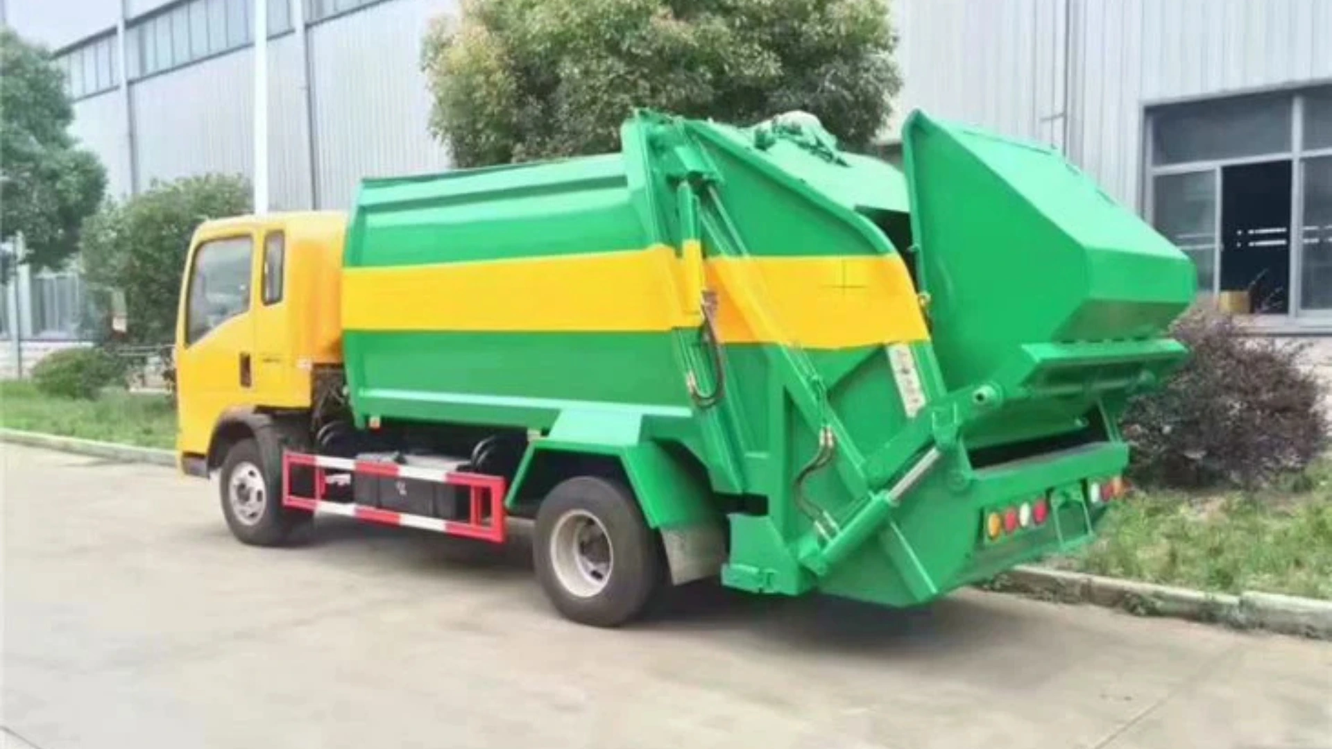 Refuse Compactor Vehicle (4)